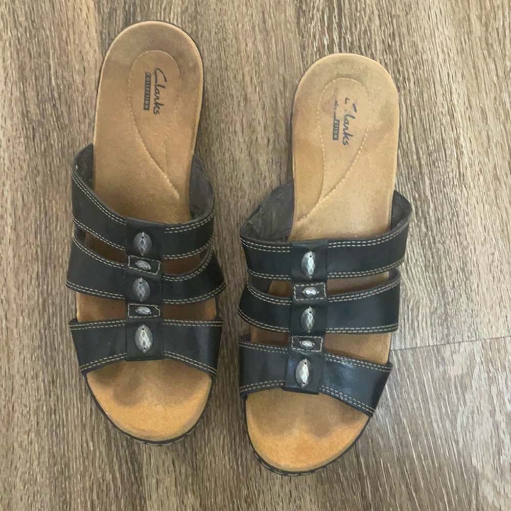 Clarks !!! Black leather sandals.
